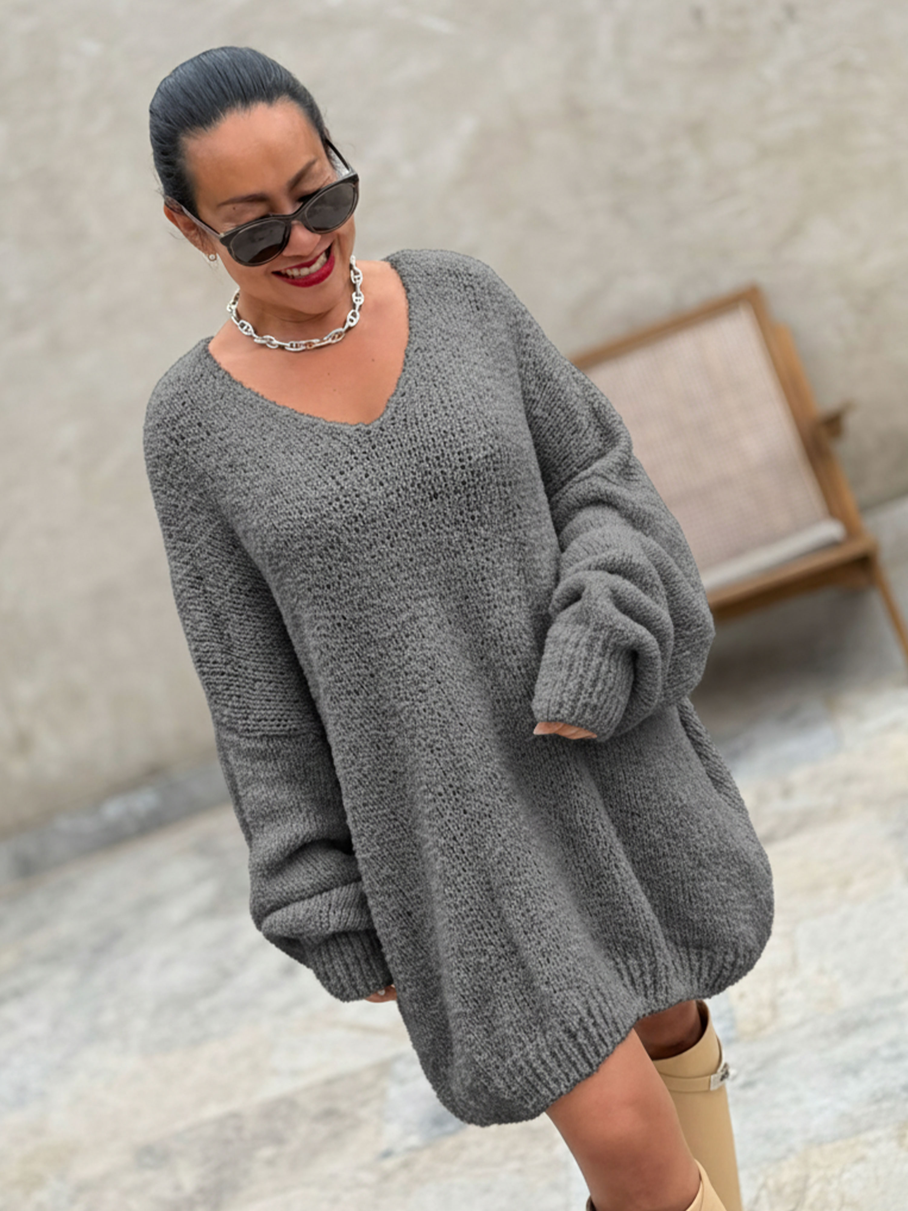 Oversize Bouclé Strickpullover mit V-Ausschnitt - Anthrazit