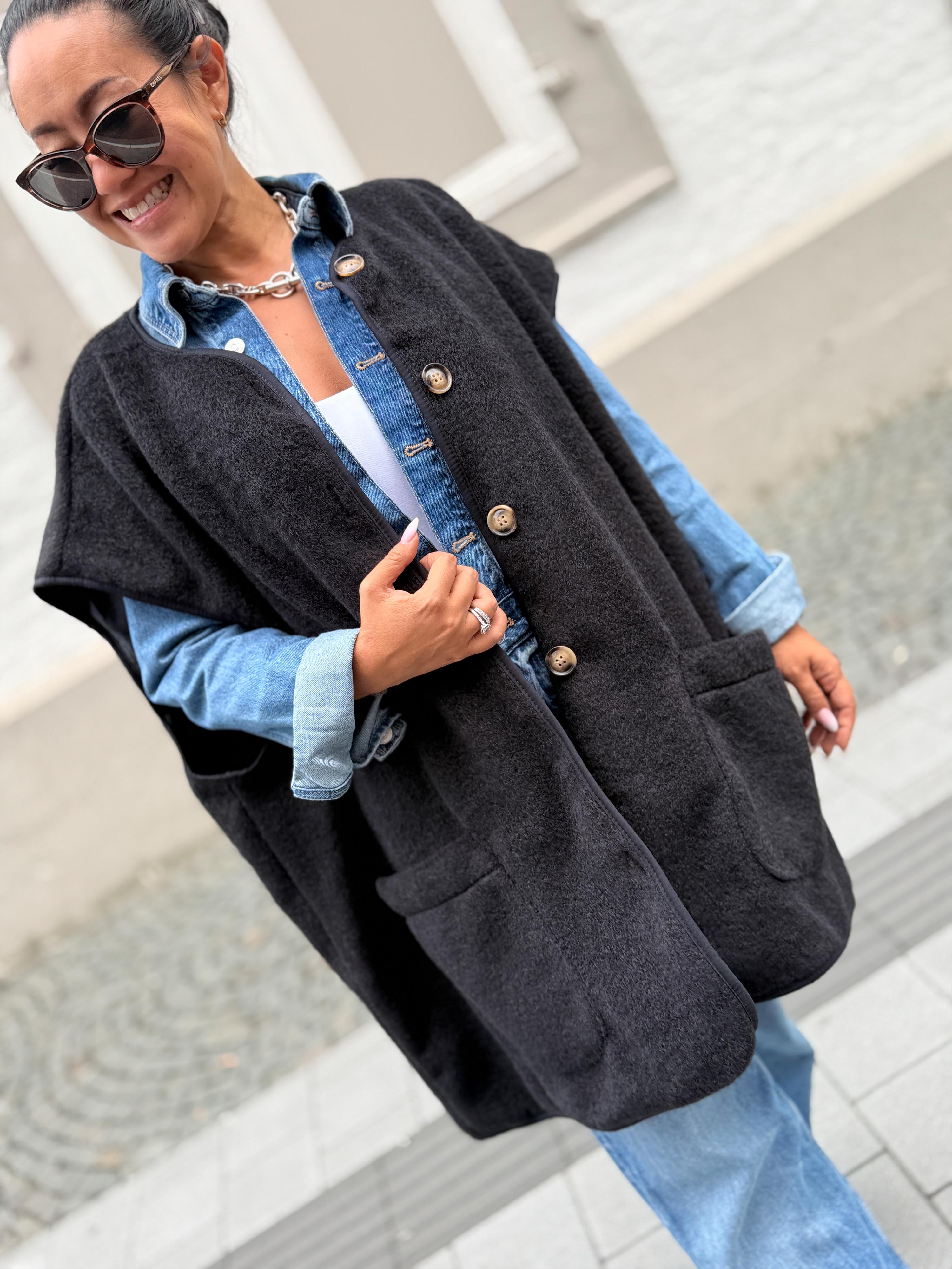 Oversize Weste mit Taschen - SIGNATURE - Schwarz Oversize Weste mit Taschen - SIGNATURE - Schwarz