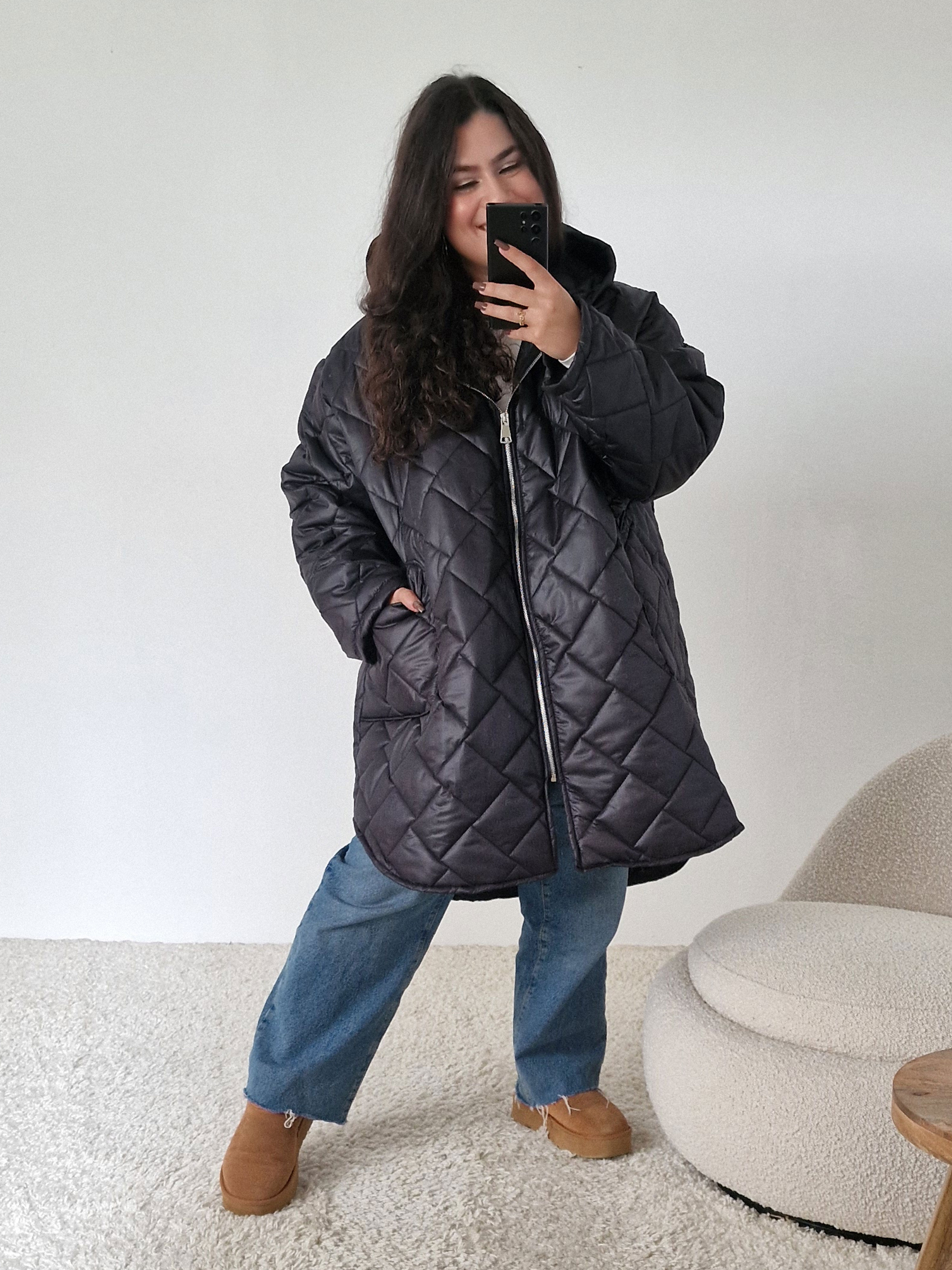 CURVY Steppjacke mit Kapuze - Schwarz CURVY Steppjacke mit Kapuze - Schwarz