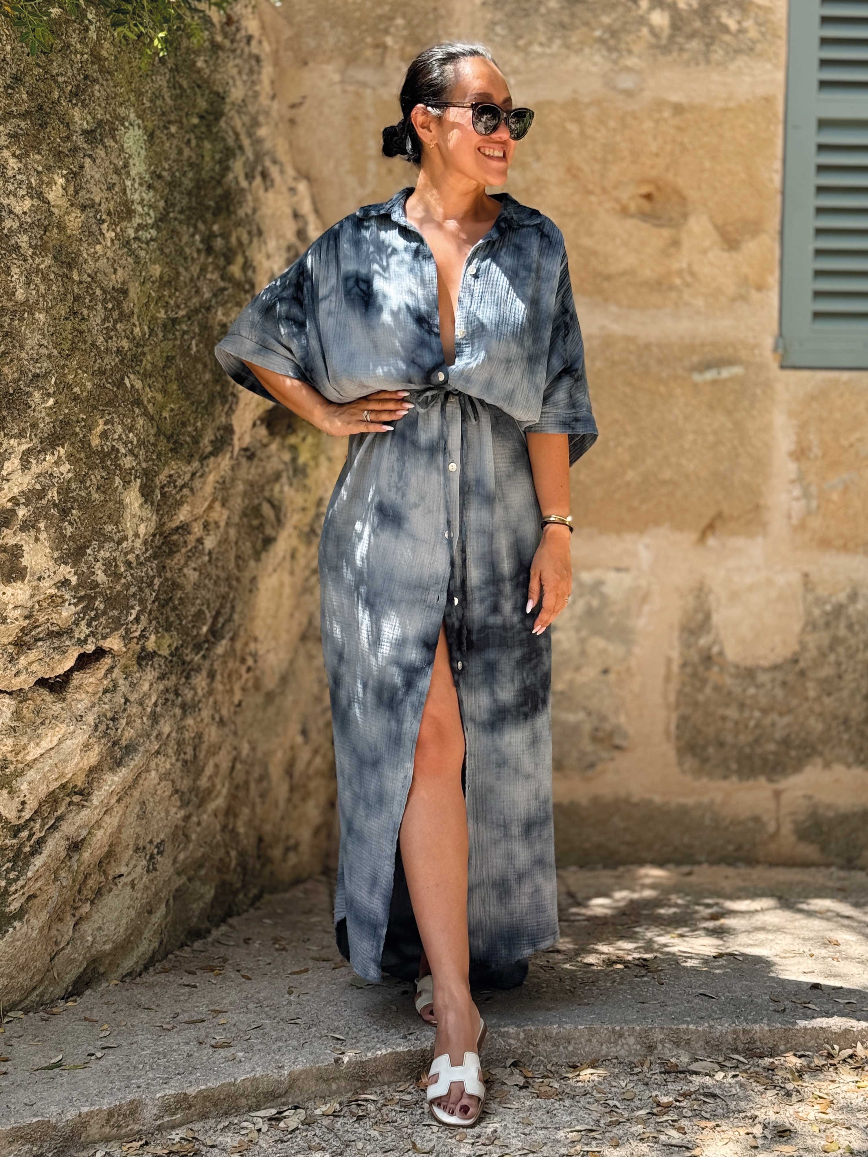 Musselin Oversize Kurzarm Blusenkleid - CAPRI - BATIK - Grau Musselin Oversize Kurzarm Blusenkleid - CAPRI - BATIK - Grau