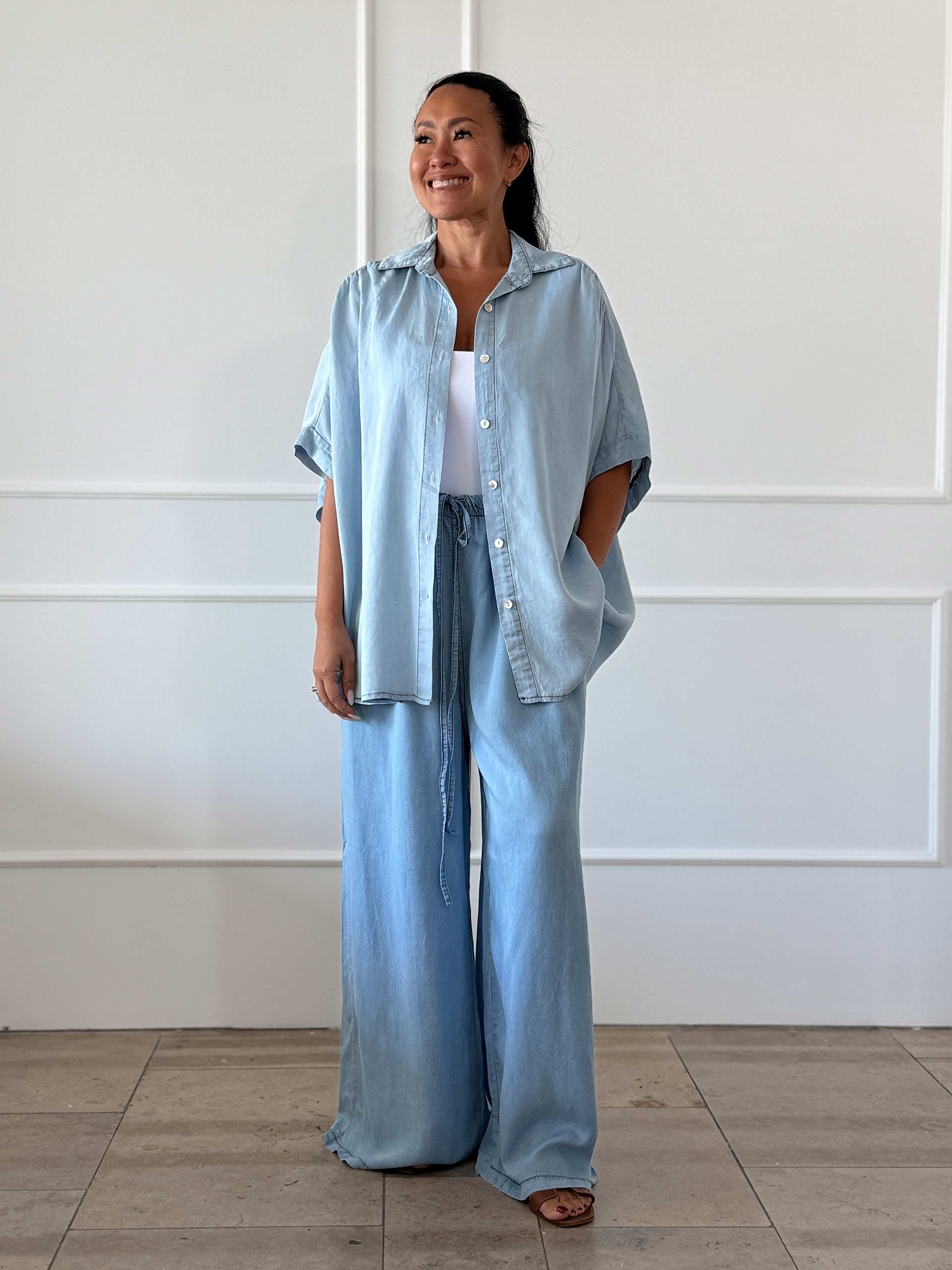Leichte Lyocell Oversize Kurzarm Bluse MIDI - Light Blue
