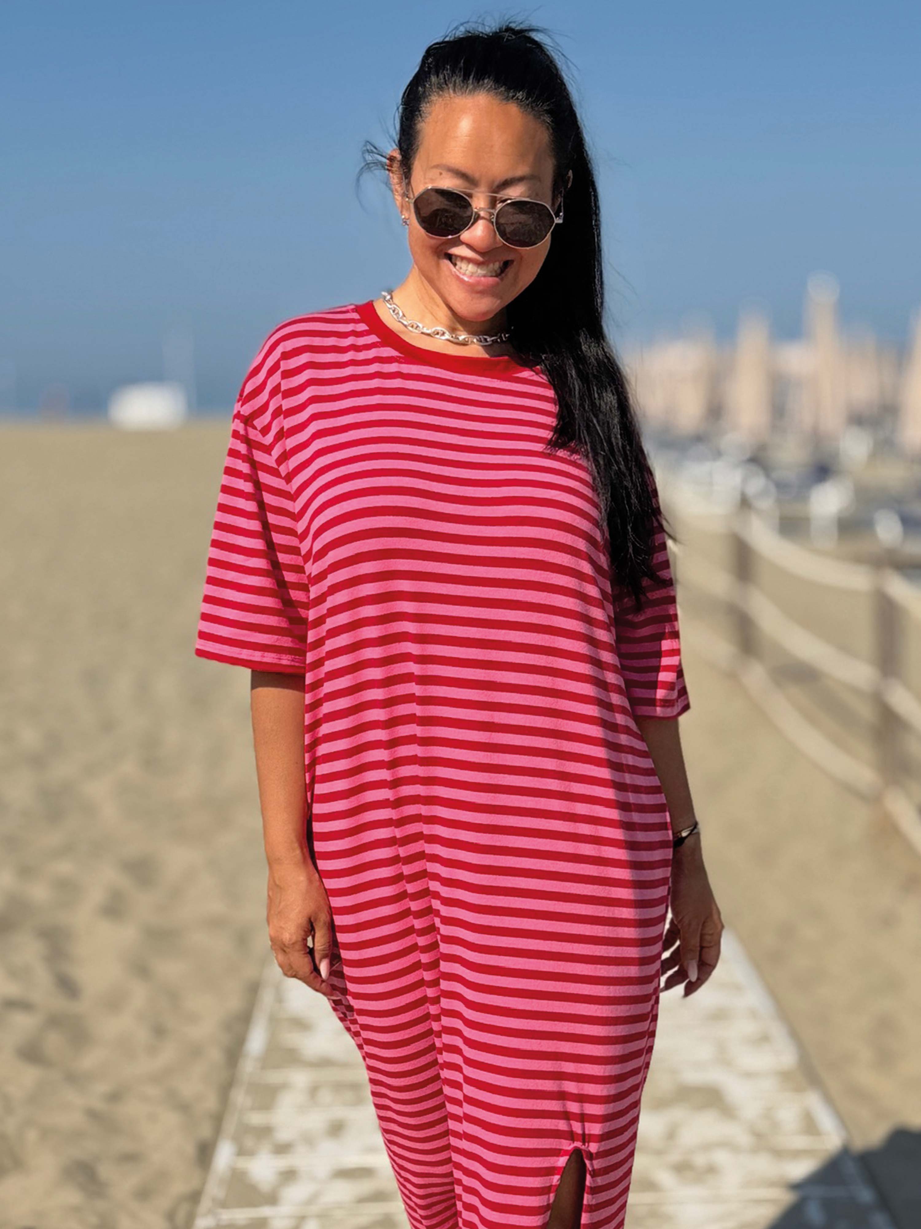 Kurzarm Kleid mit Seitentaschen - CURVY - Stripes Strawberry