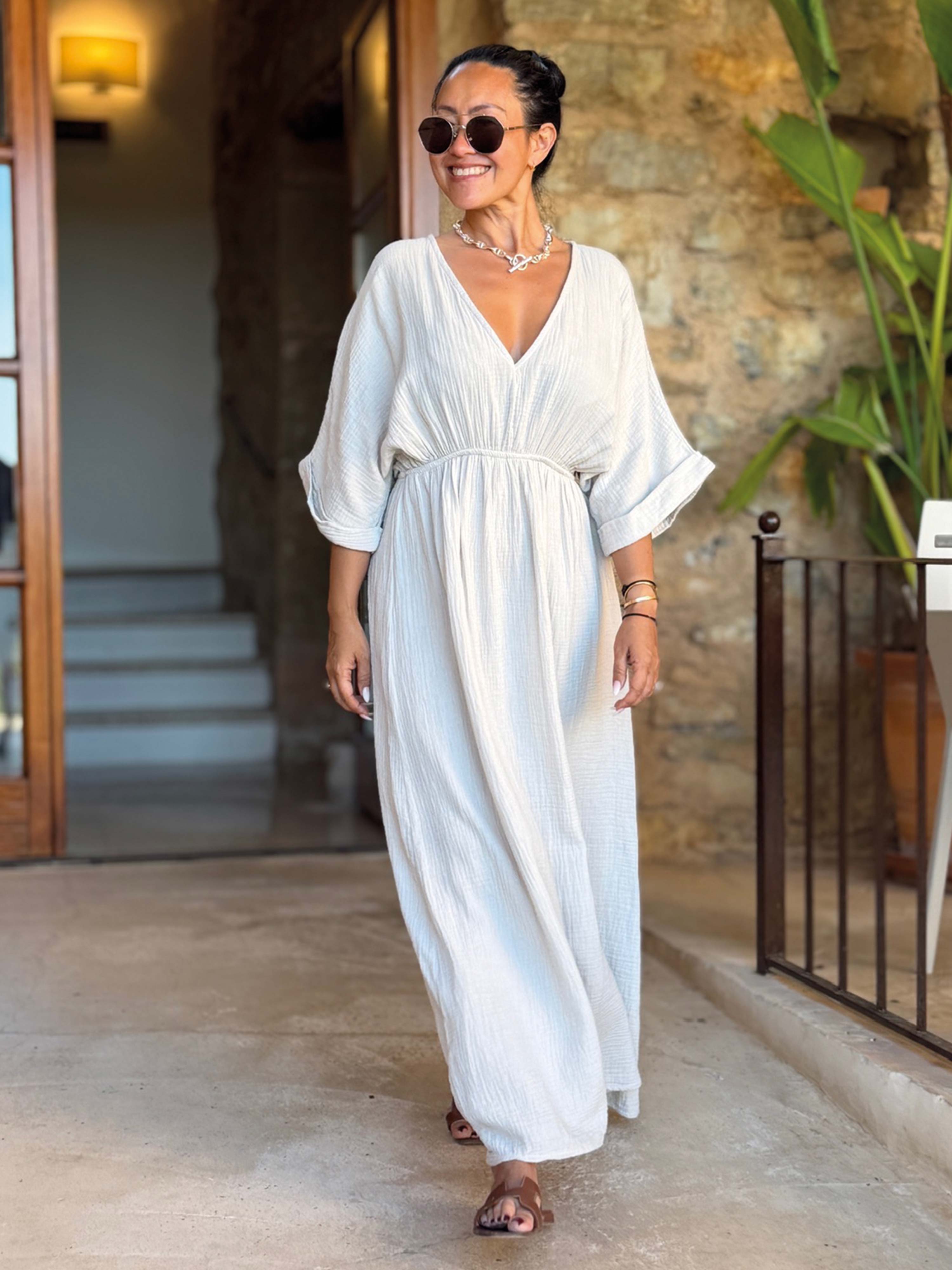 Musselin Kleid mit V-Ausschnitt - CURVY - Beige