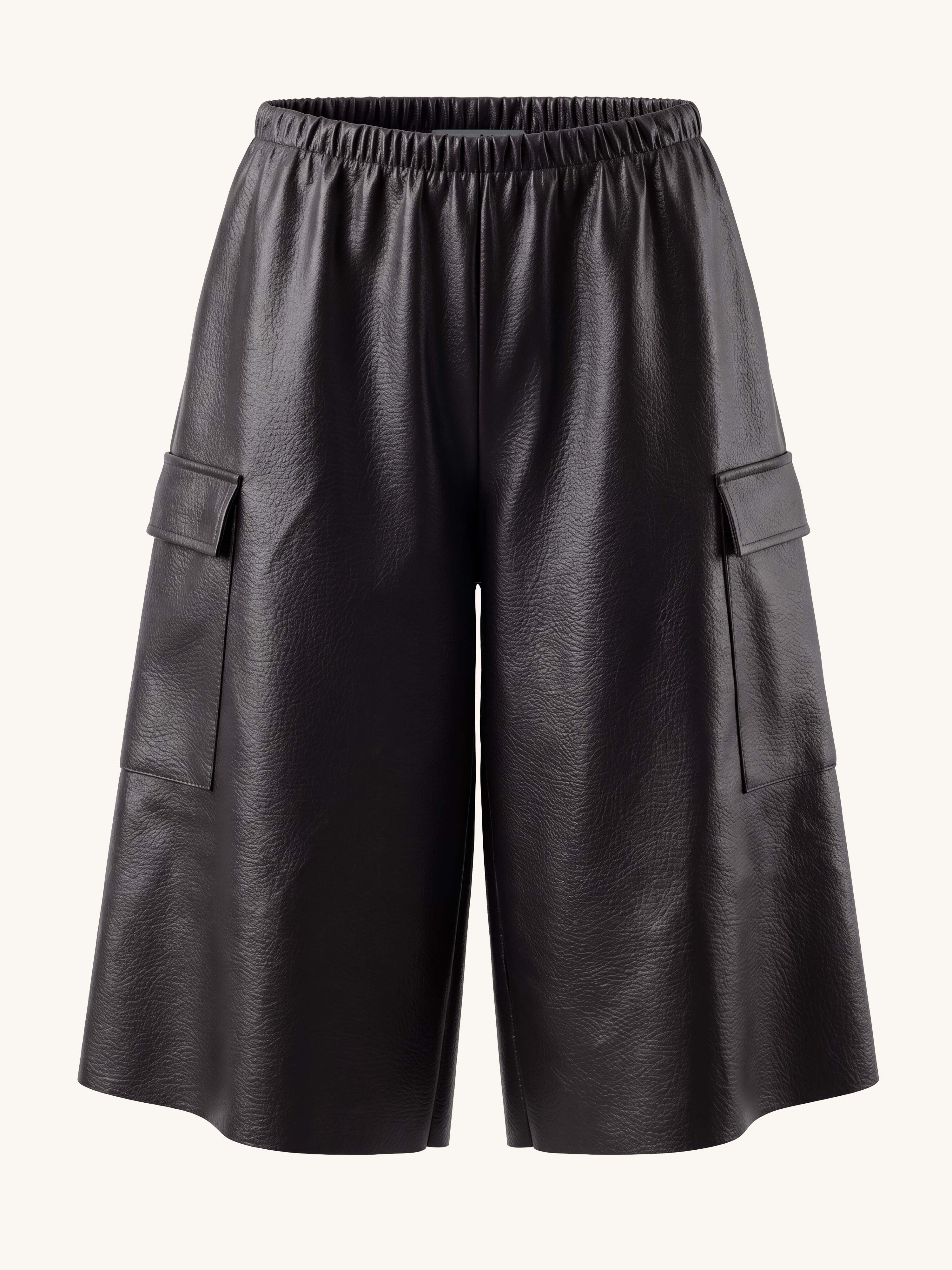 Vegan Leather Bermuda Shorts - Schwarz