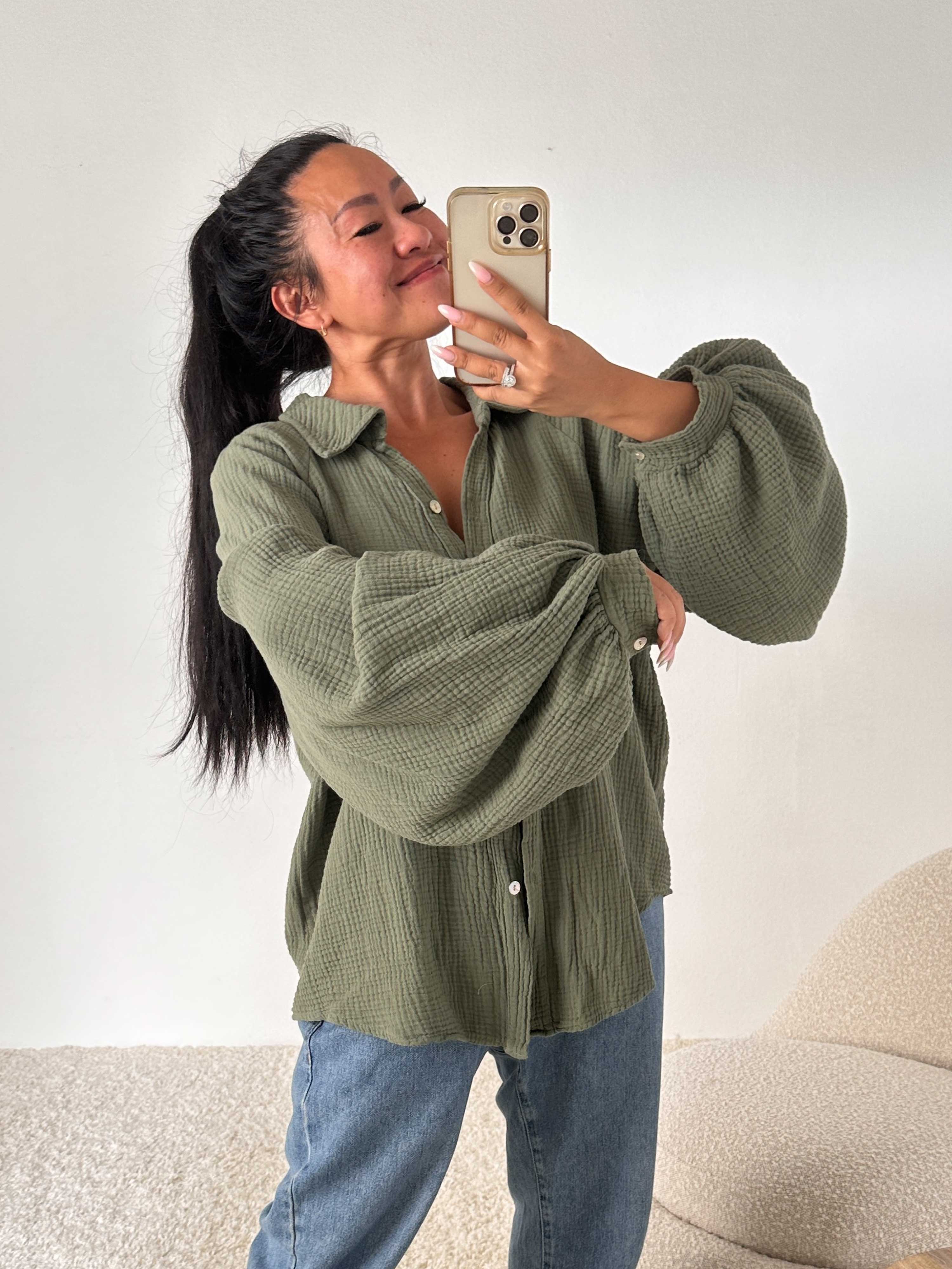 LS-01301-Salbei-2 Musselin Oversize Bluse - EMMA - Salbei