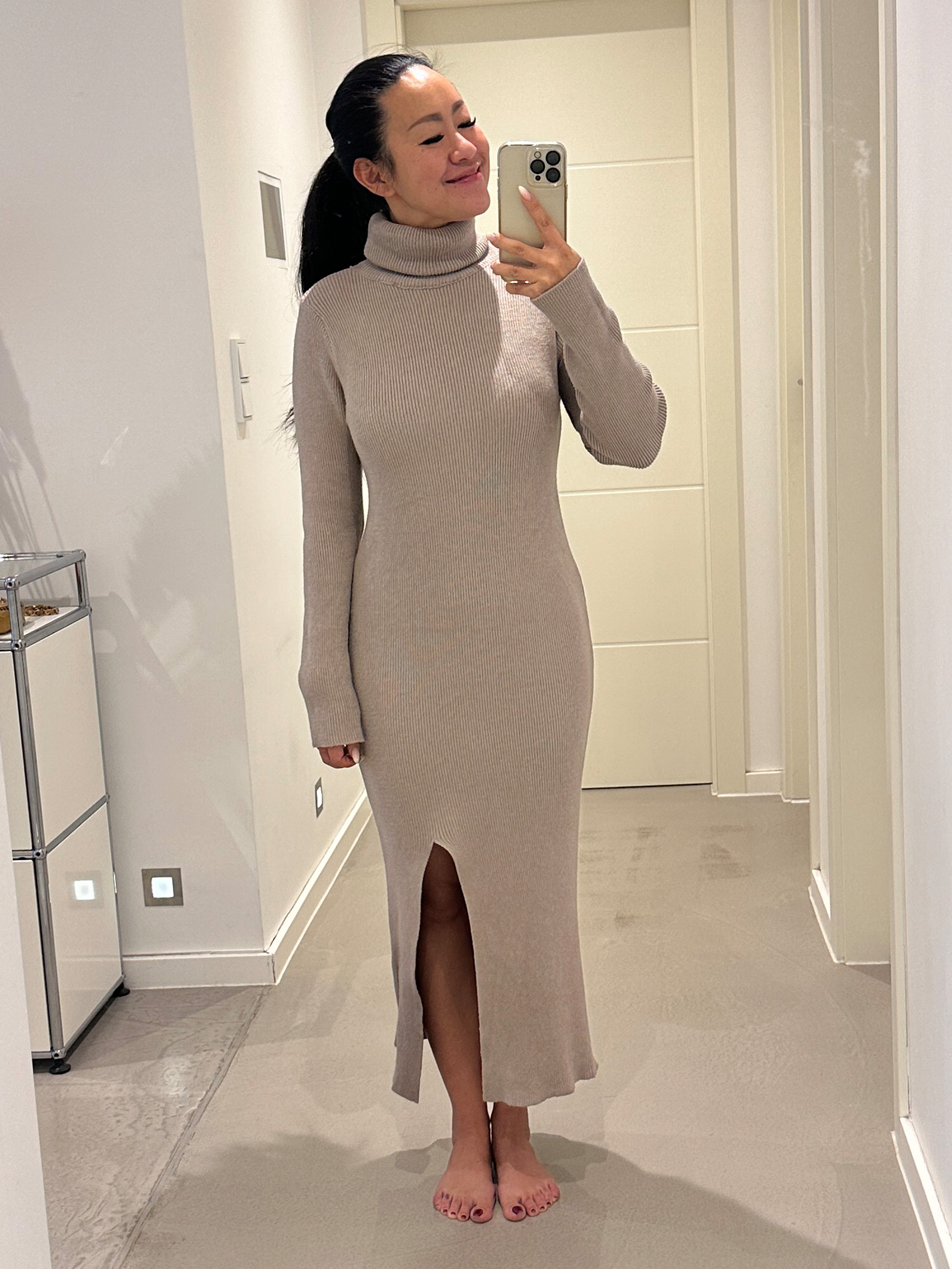 Geripptes Strickkleid mit Rollkragen - Taupe