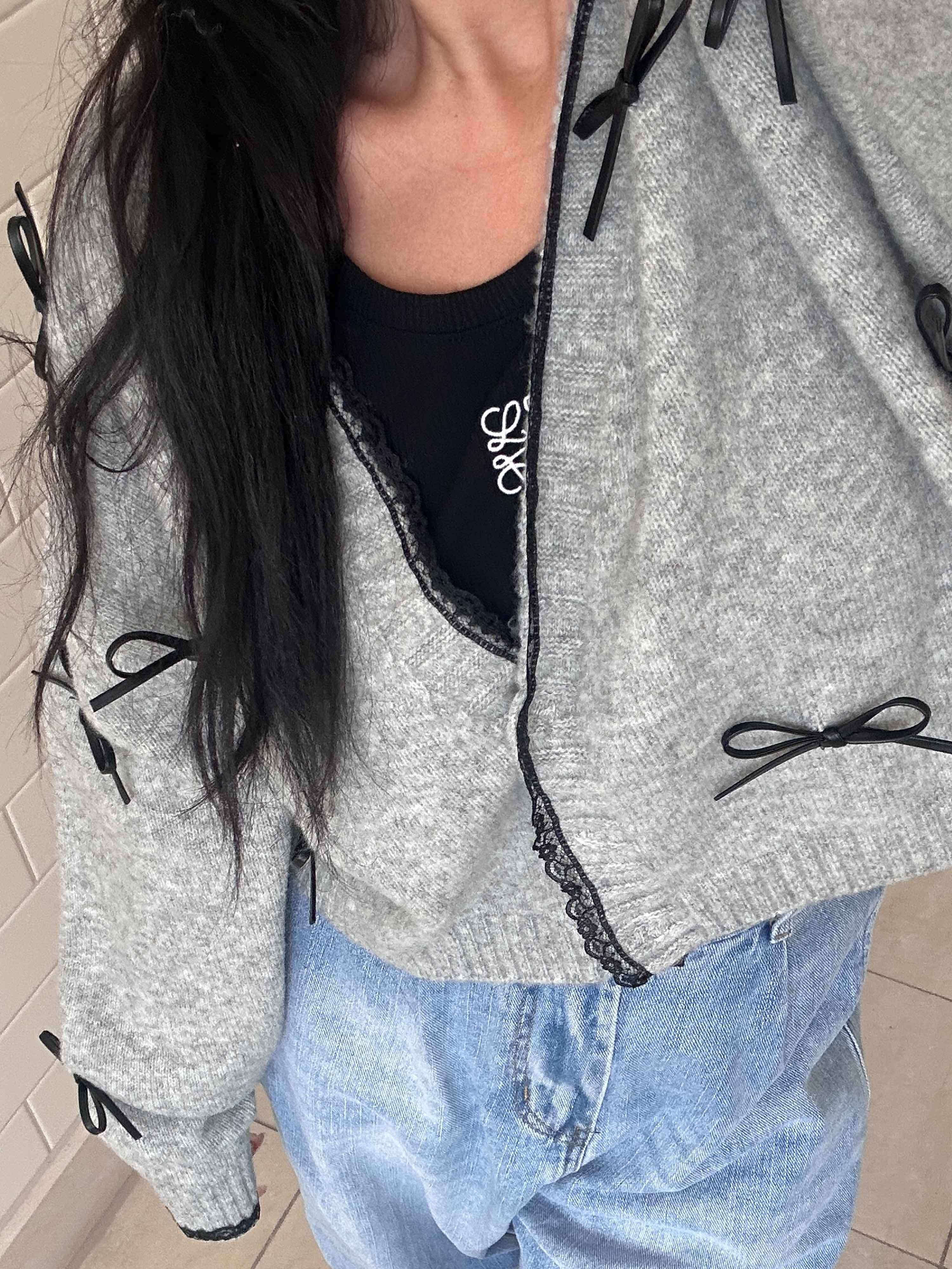 Cropped Cardigan mit Schleifen - CHIC - Grau Cropped Cardigan mit Schleifen - CHIC - Grau