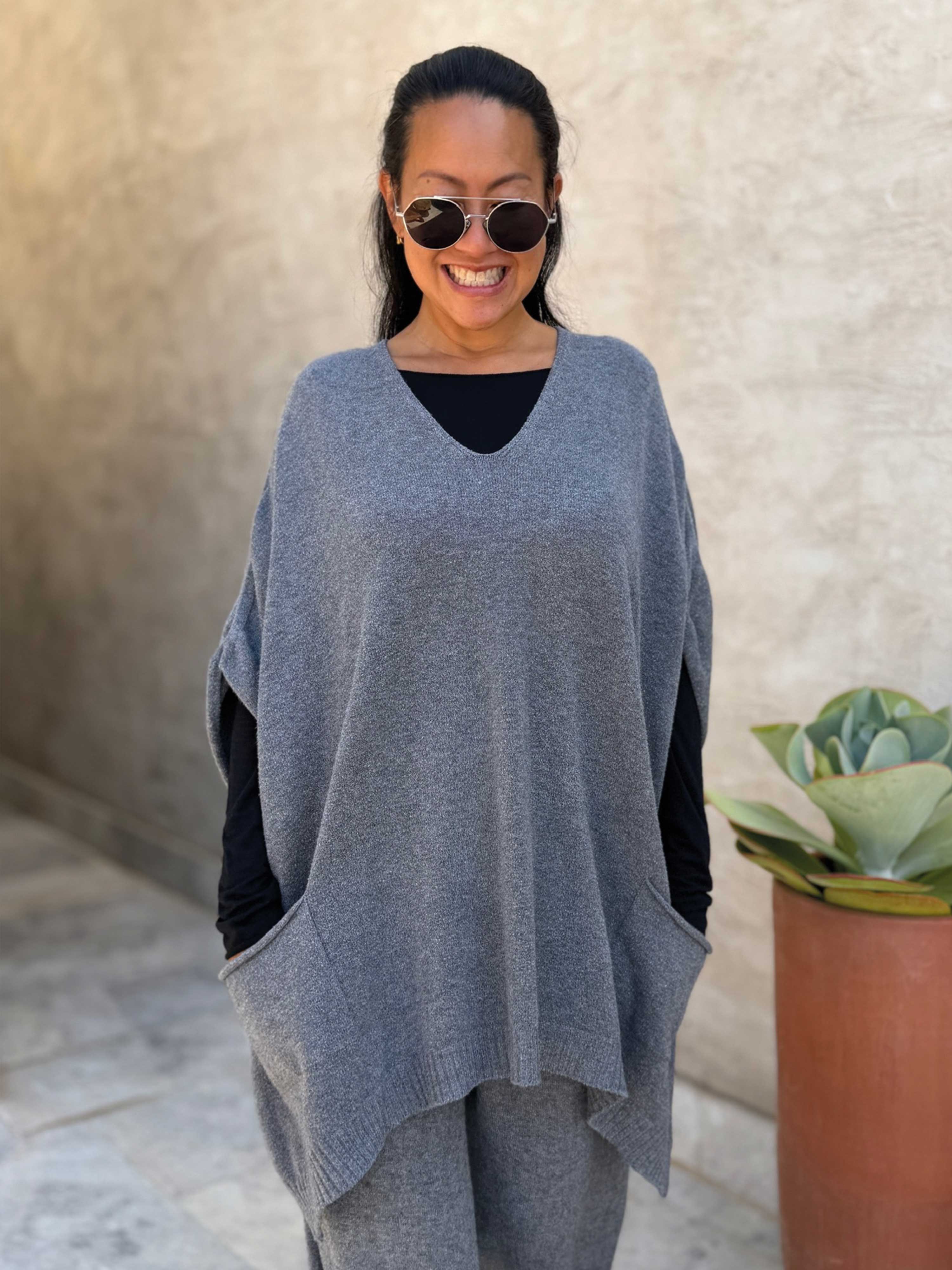 Oversize Viskose Strick Poncho mit V-Ausschnitt - Anthrazit