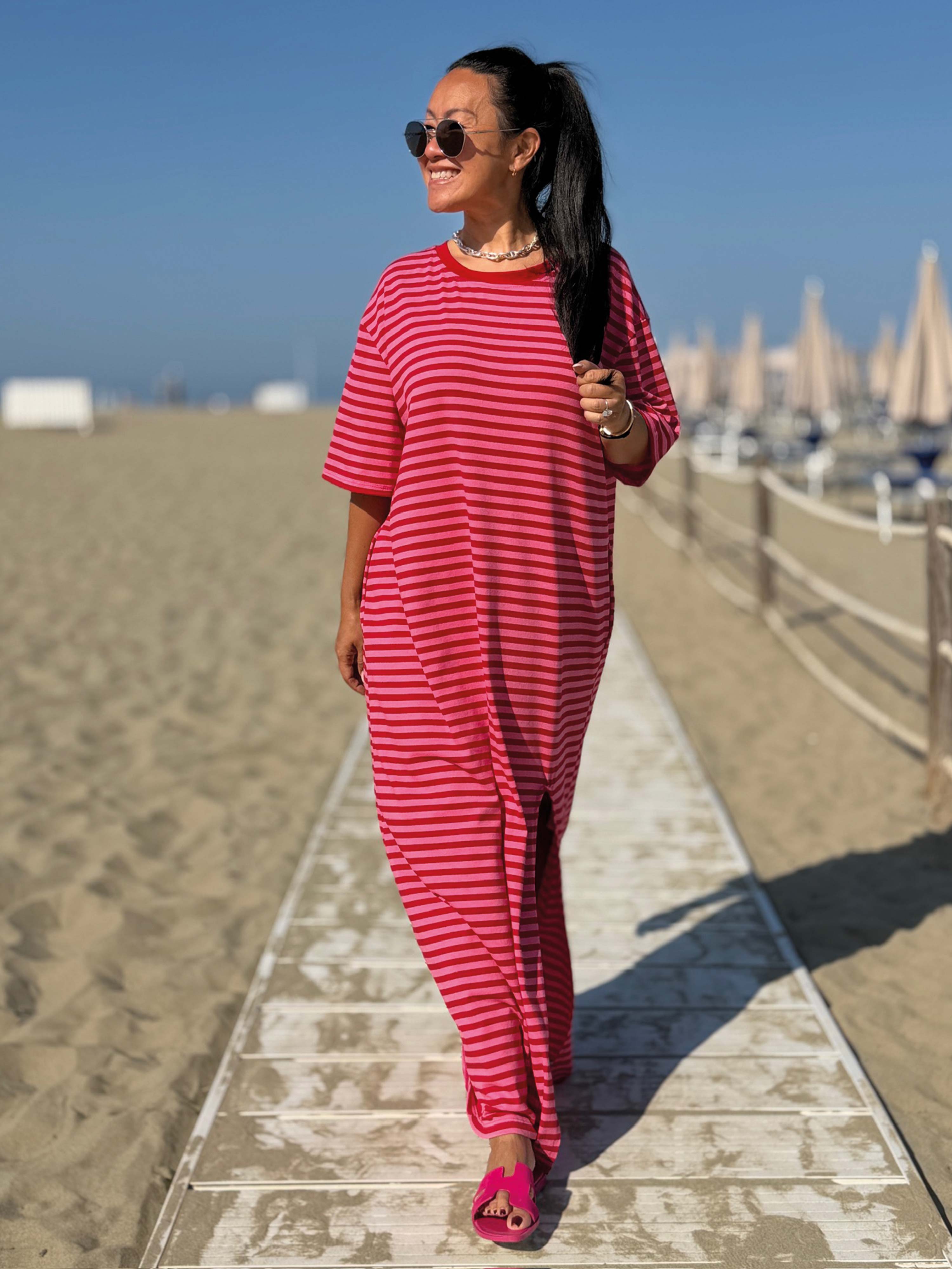 Kurzarm Kleid mit Seitentaschen - CURVY - Stripes Strawberry