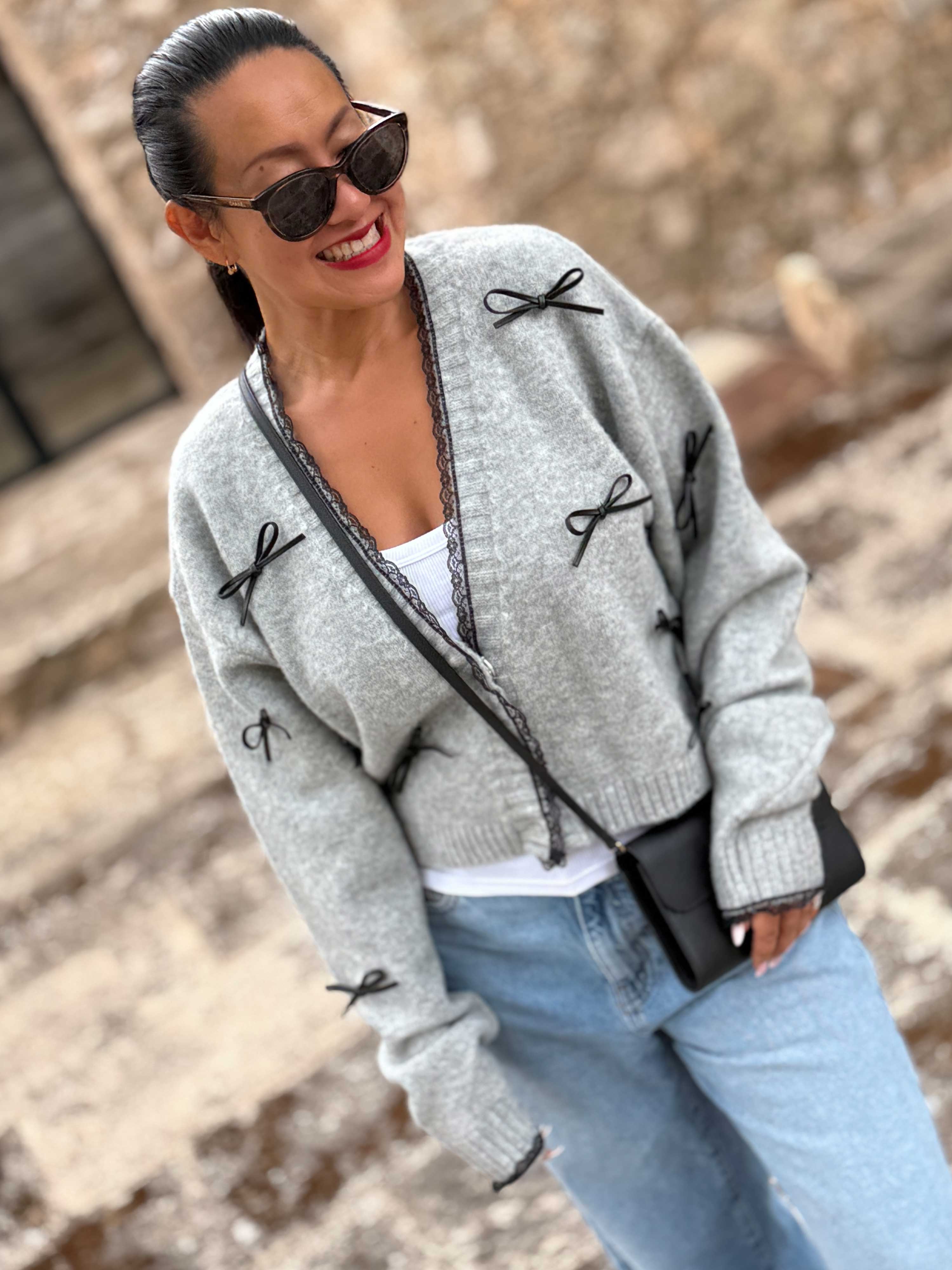 Cropped Cardigan mit Schleifen - CHIC - Grau Cropped Cardigan mit Schleifen - CHIC - Grau