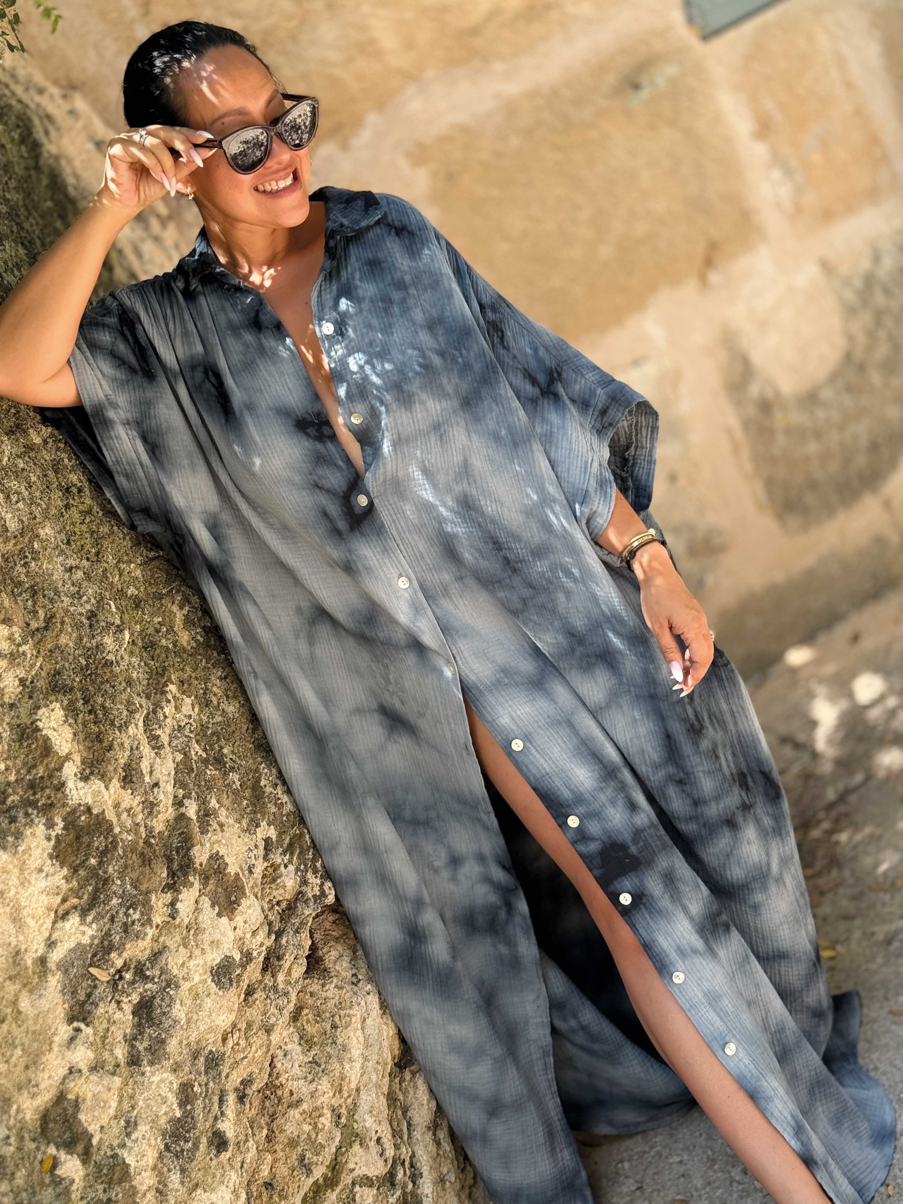 Musselin Oversize Kurzarm Blusenkleid - CAPRI - BATIK - Grau Musselin Oversize Kurzarm Blusenkleid - CAPRI - BATIK - Grau