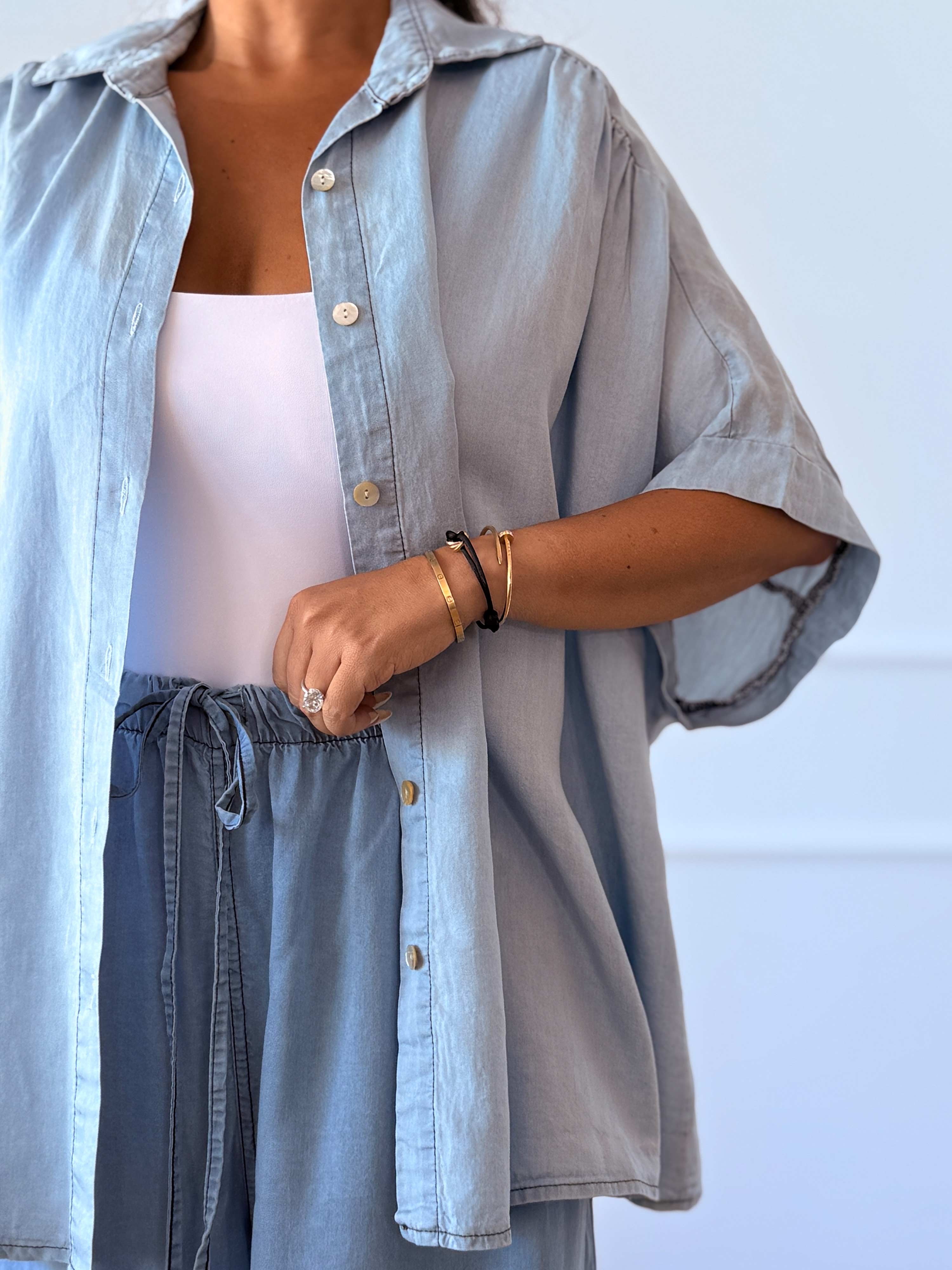 Leichte Lyocell Oversize Kurzarm Bluse MIDI - Light Blue Leichte Lyocell Oversize Kurzarm Bluse MIDI - Light Blue