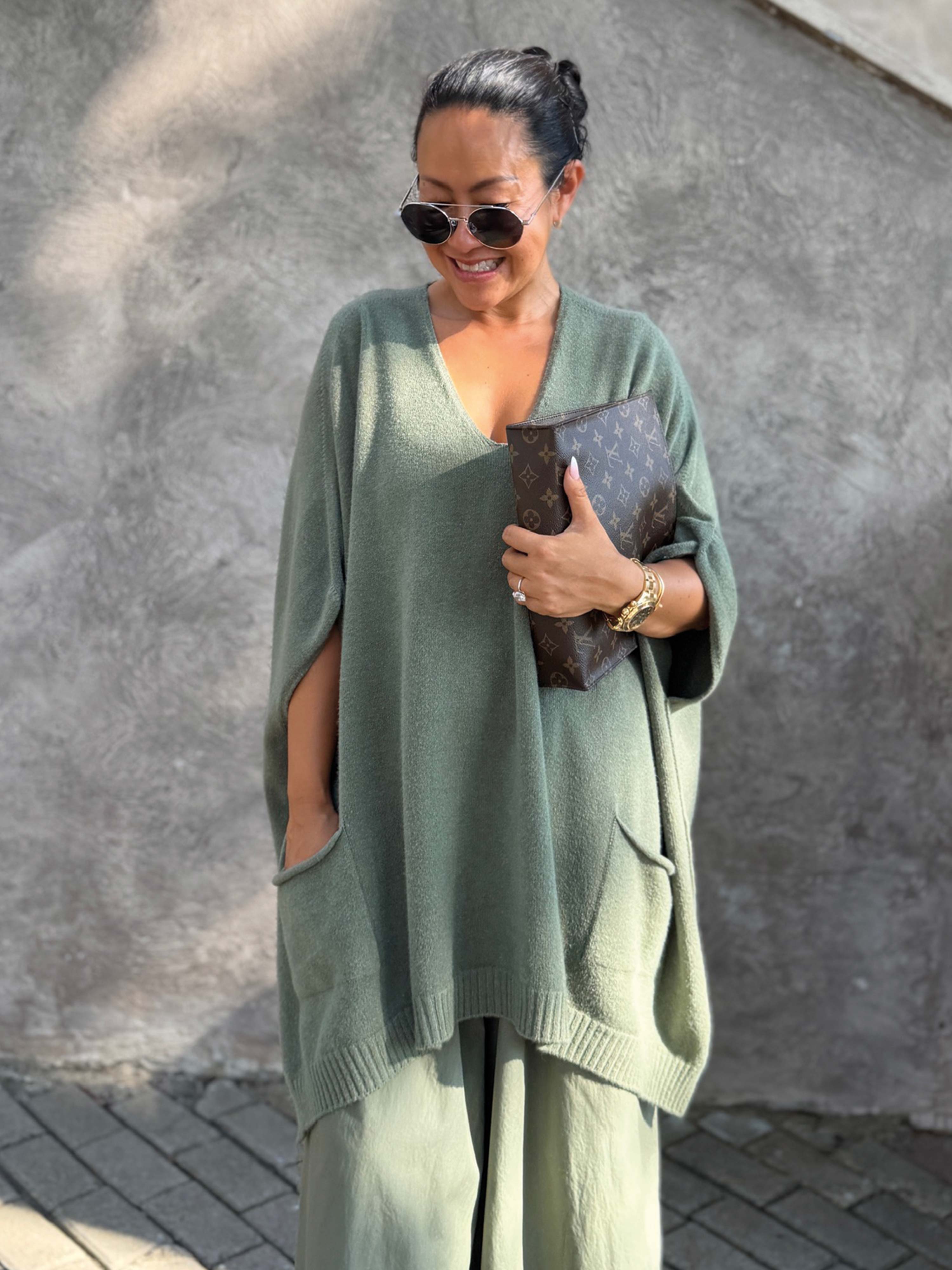 Oversize Viskose Strick Poncho mit V-Ausschnitt - Matcha