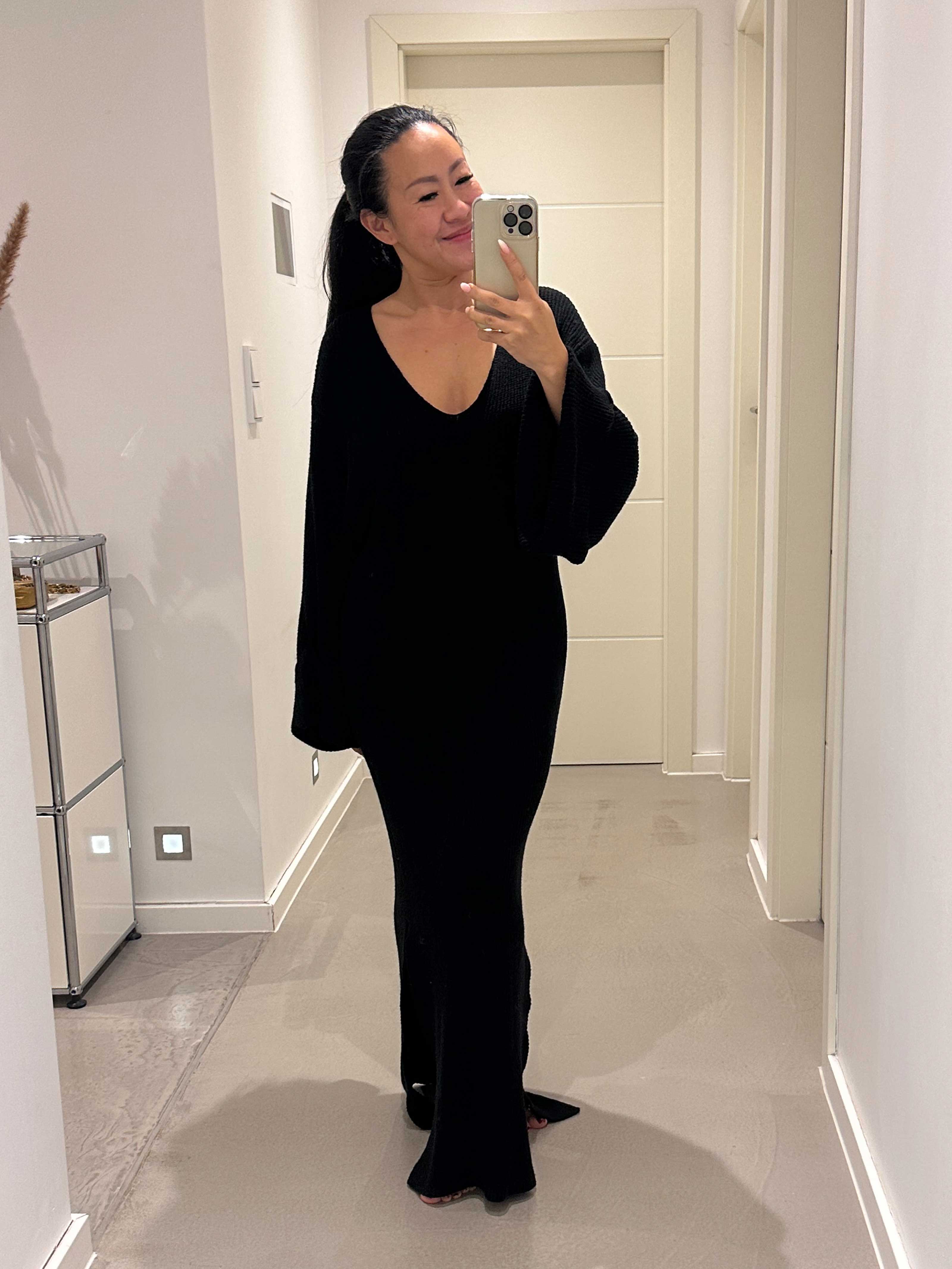 Strickkleid mit V-Ausschnitt - TALL - Schwarz