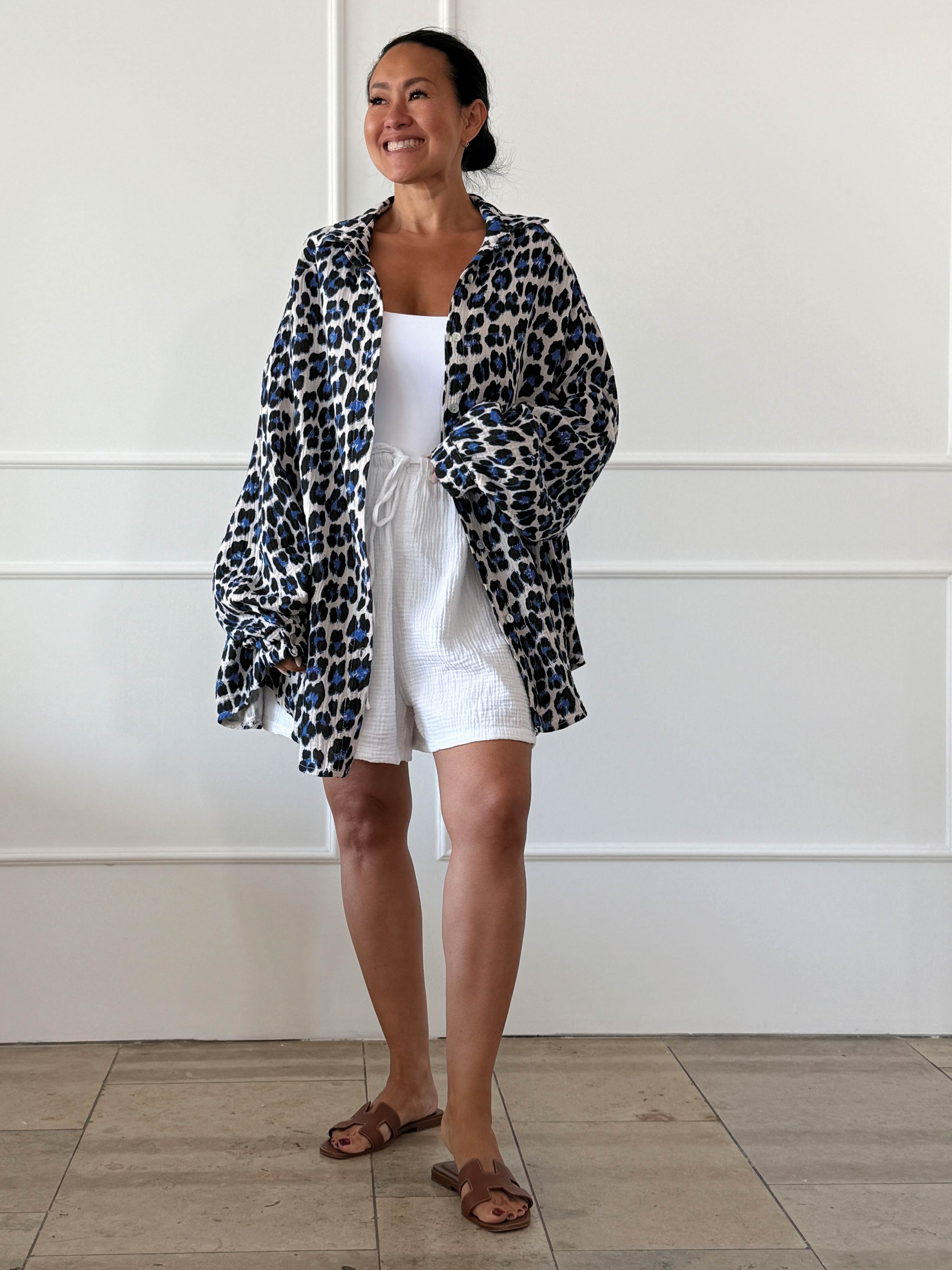 Musselin Midi Oversize Bluse - LEOPARD - Royalblau/Beige