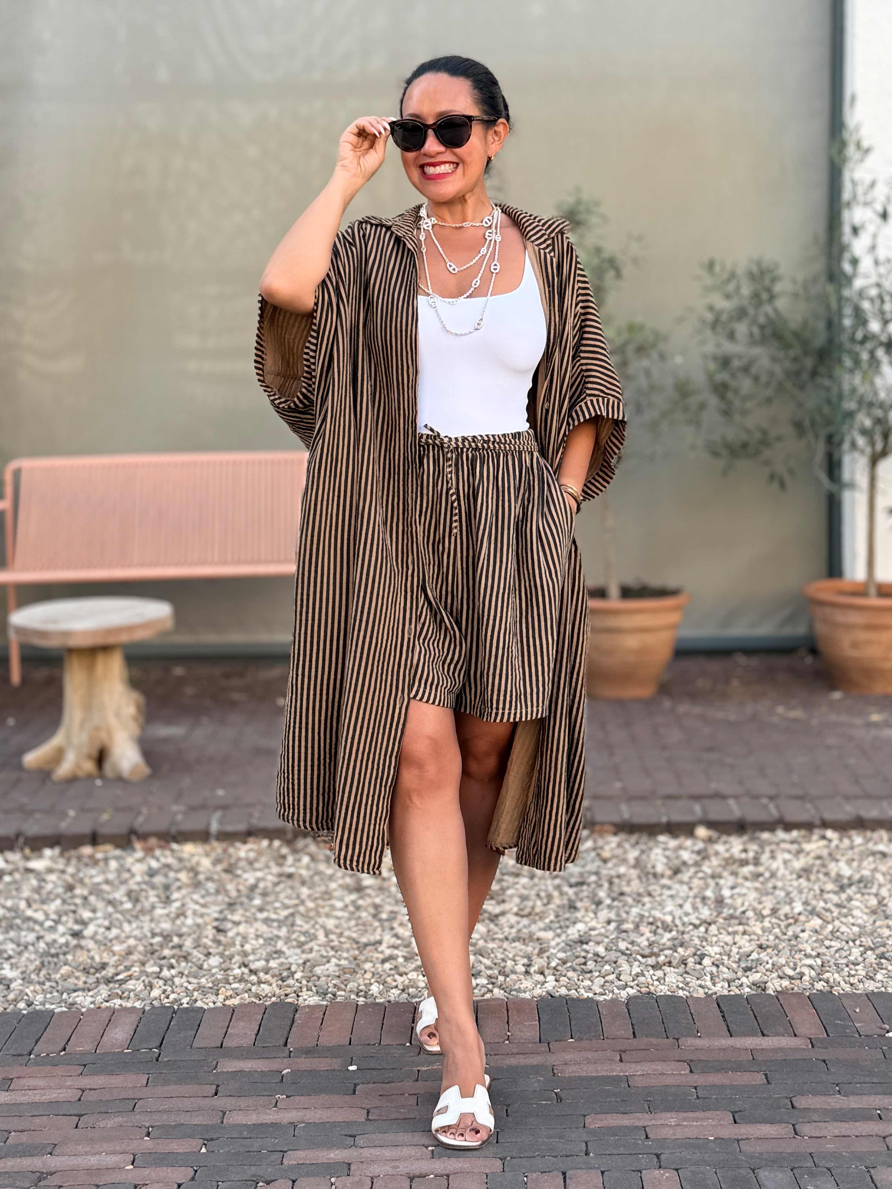 Musselin Oversize Kleid mit Taschen - LANA - STRIPES Camel/Schwarz Musselin Oversize Kleid mit Taschen - LANA - STRIPES Camel/Schwarz