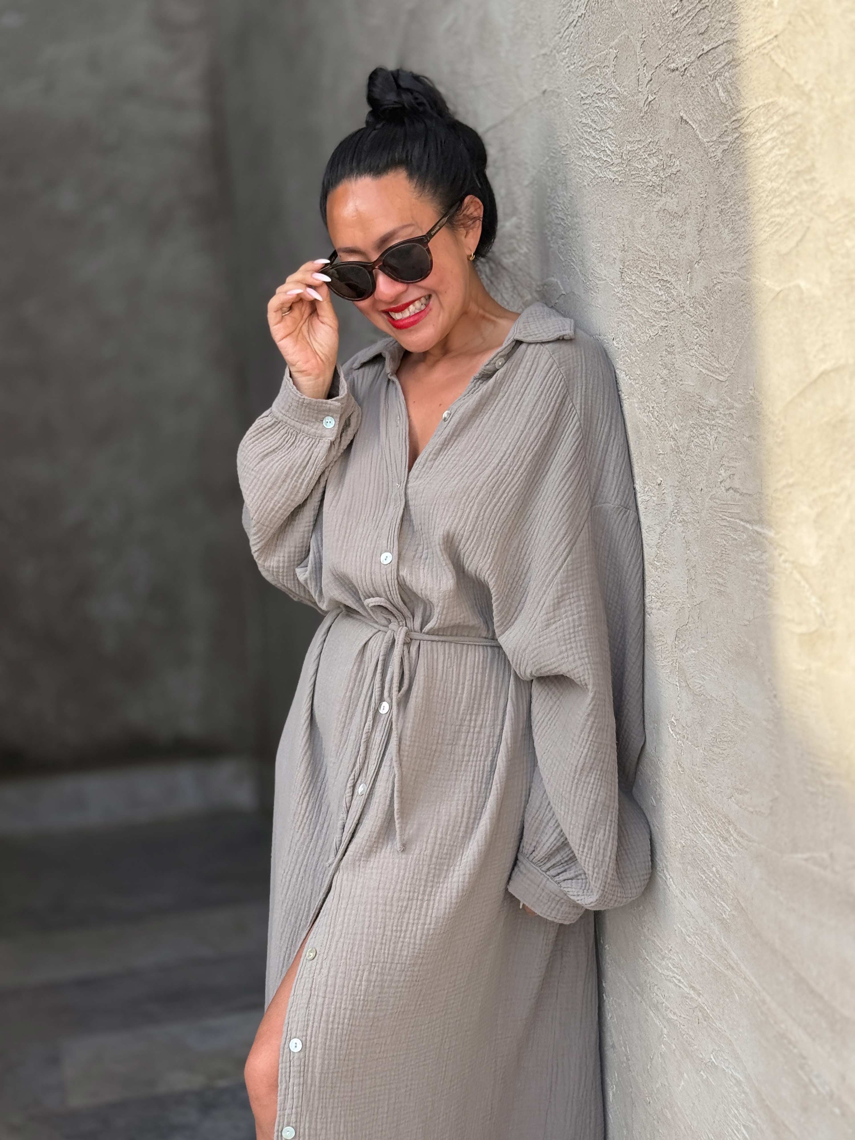 Musselin Oversize Blusenkleid - SEVILLA - Taupe Musselin Oversize Blusenkleid - SEVILLA - Taupe
