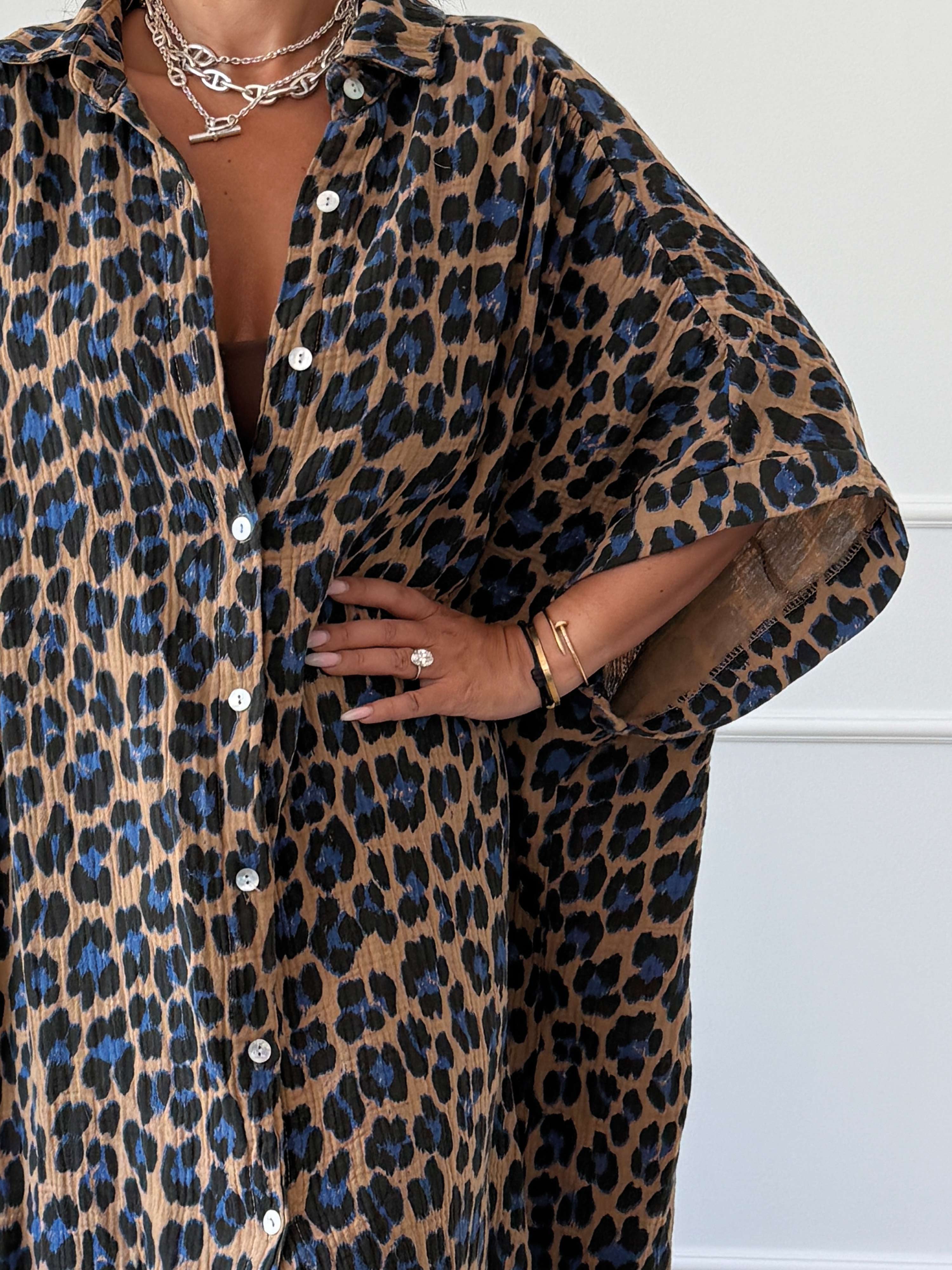Musselin Oversize Kurzarm Blusenkleid - CAPRI - LEO Royalblau/Camel Musselin Oversize Kurzarm Blusenkleid - CAPRI - LEO Royalblau/Camel