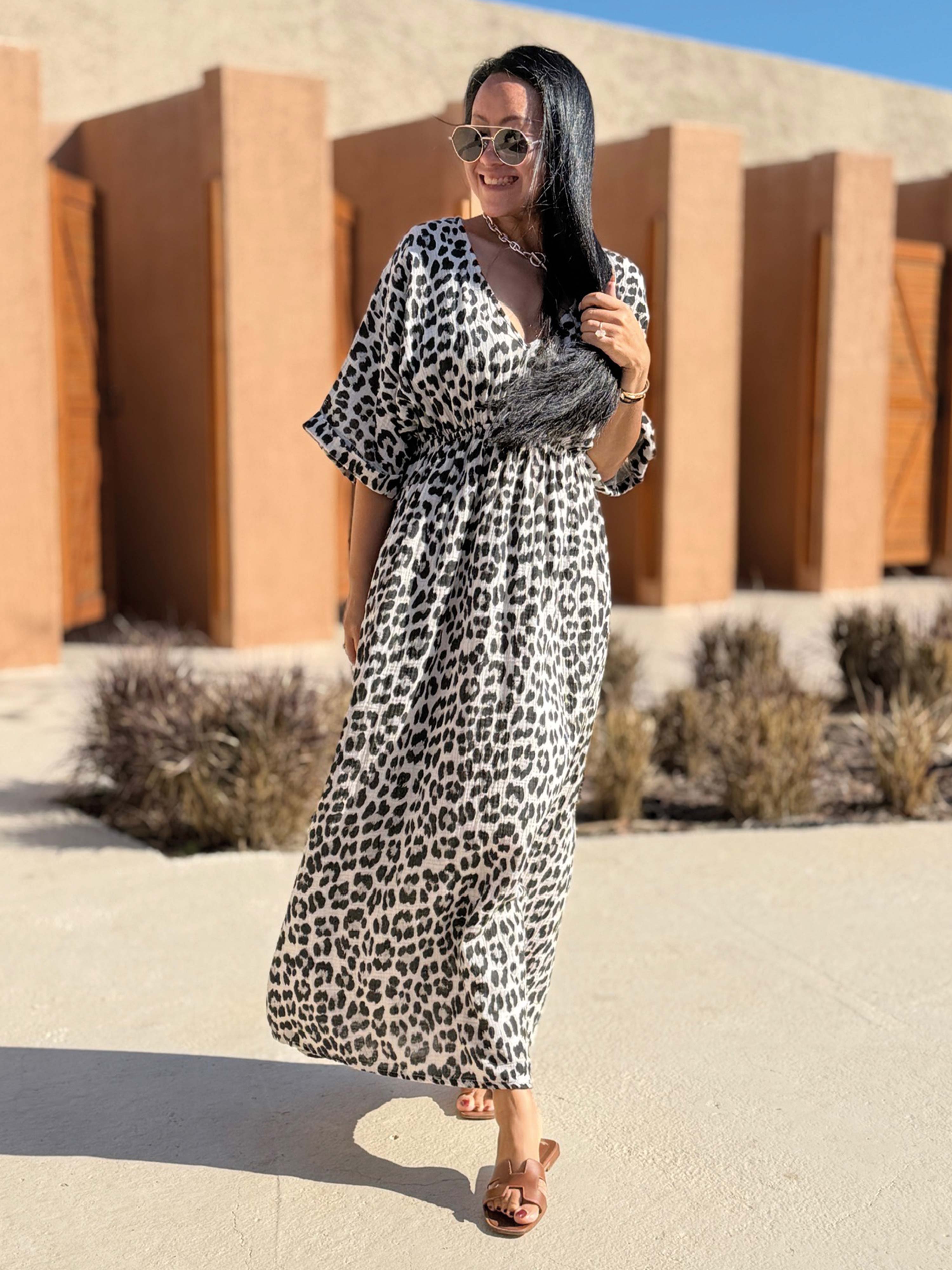 Musselin Kleid mit V-Ausschnitt - CURVY - Leo Beige