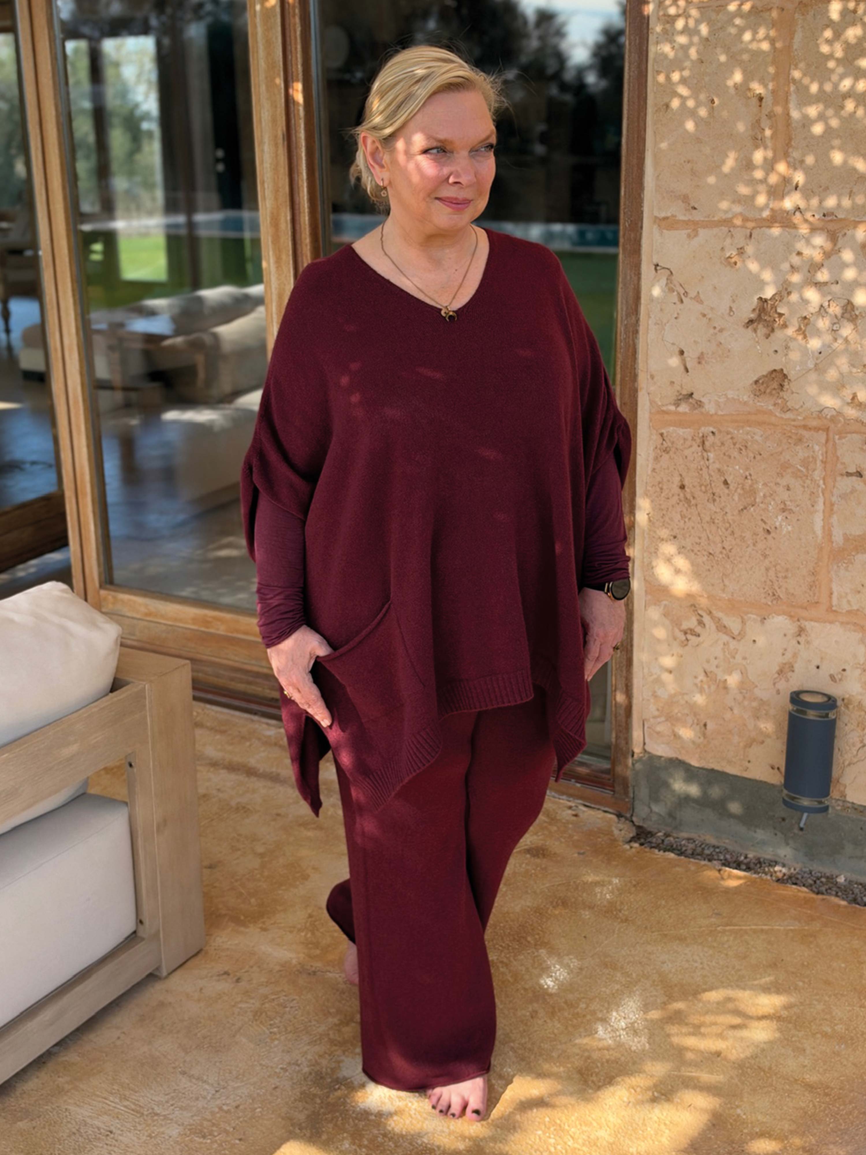 Oversize Viskose Strick Poncho mit V-Ausschnitt - Burgundy