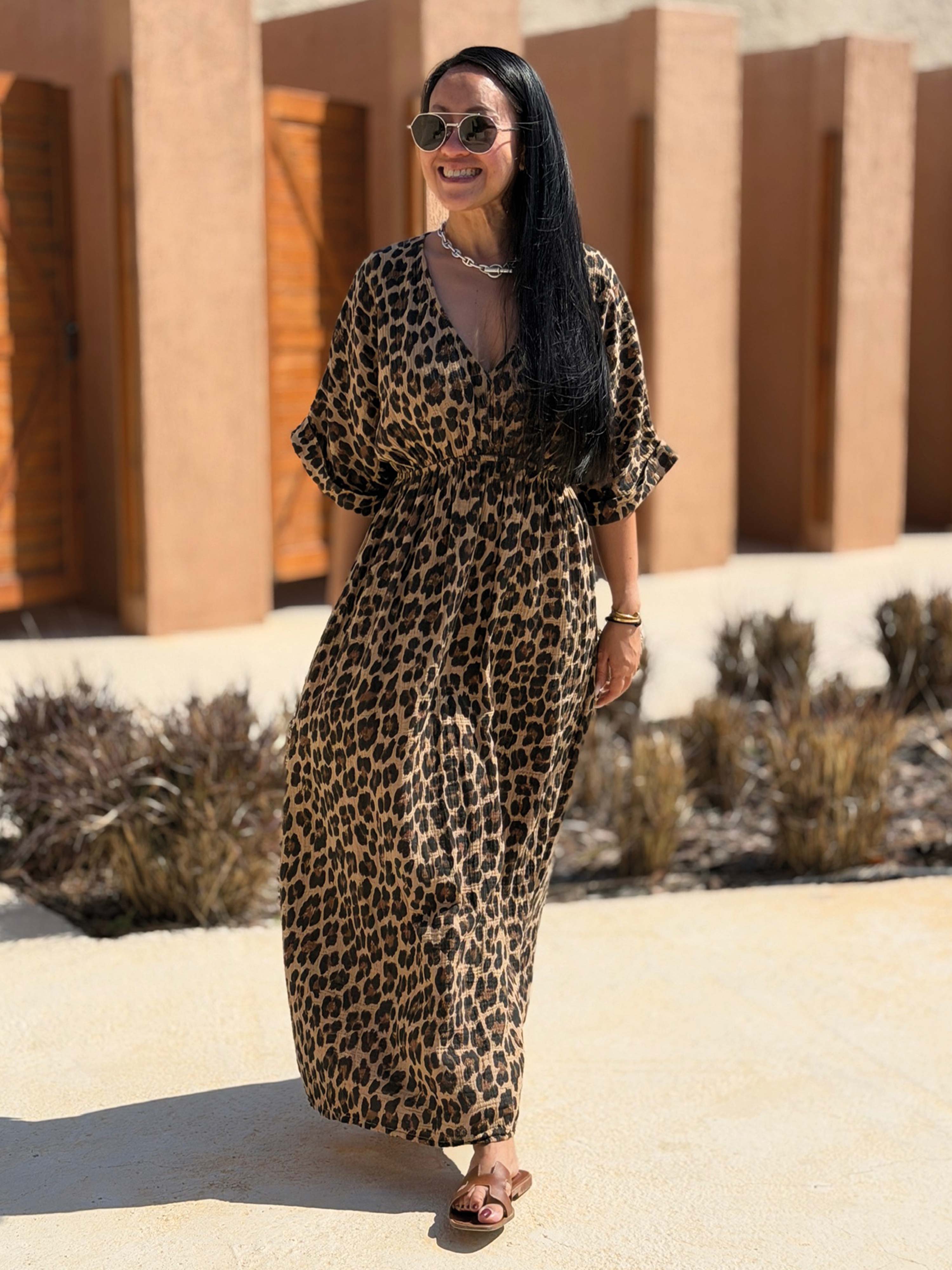 Musselin Kleid mit V-Ausschnitt - CURVY - Leo Camel