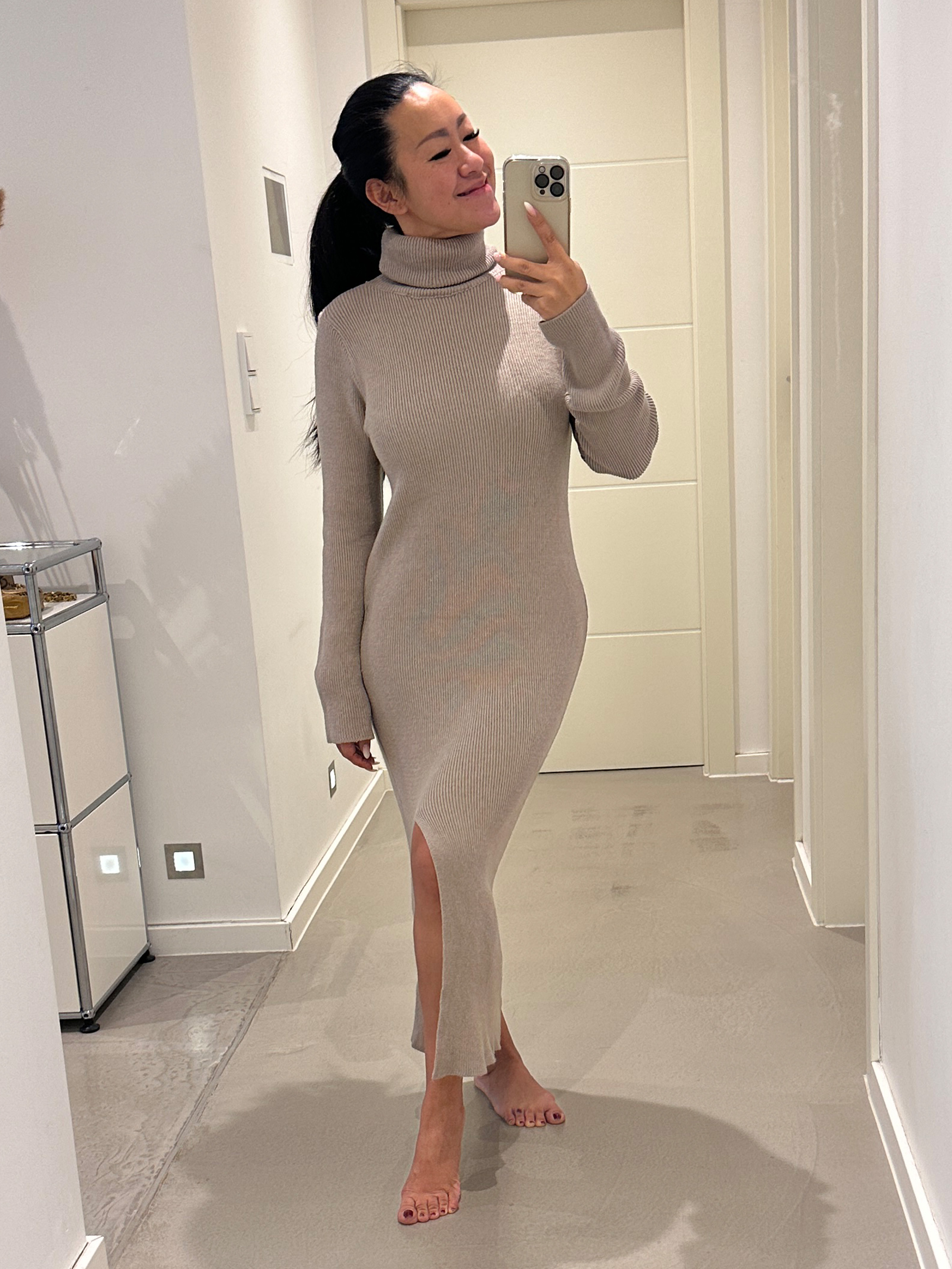 Geripptes Strickkleid mit Rollkragen - Taupe